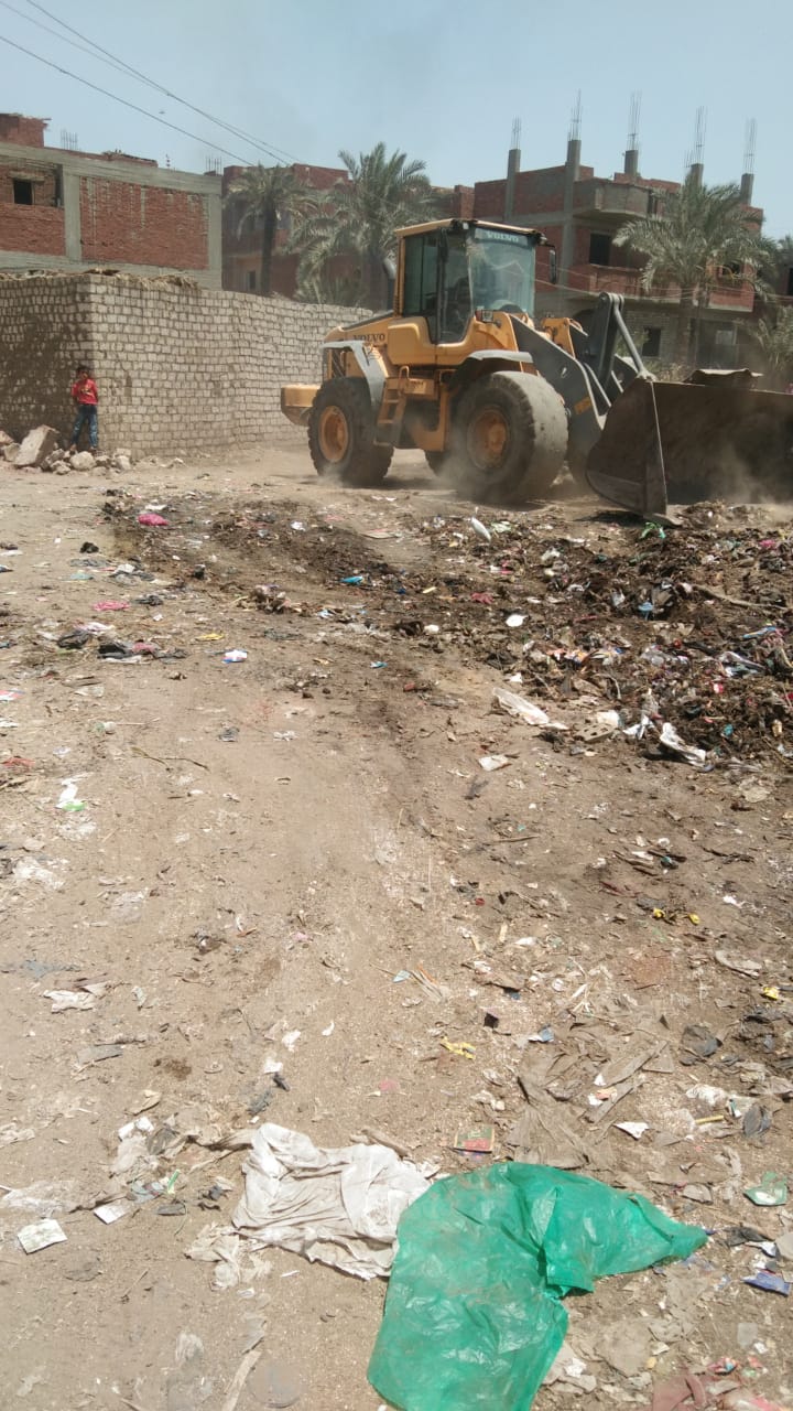 رفع مخلفات القمامة من قرية العزيزية بالبدرشين (1)