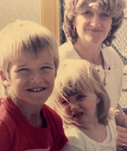 بيكهام فى طفولته مع والدته وشقيقته