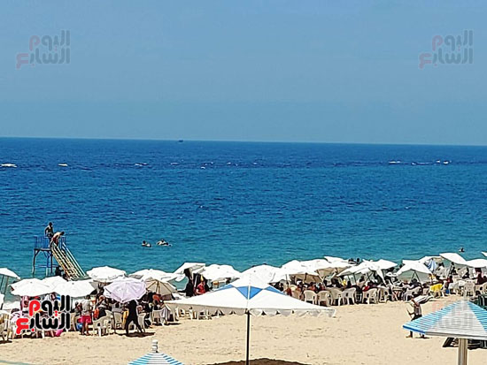 شواطئ-عروس-البحر-المتوسط-كاملة-العدد-هربا-من-ارتفاع-الحرارة-(4)