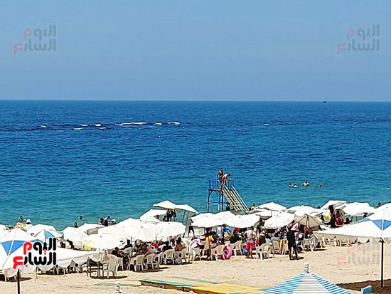 شواطئ-عروس-البحر-المتوسط-كاملة-العدد-هربا-من-ارتفاع-الحرارة-(5)