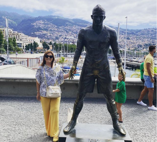 والدة رونالدو مع تمثال فى البرتغال