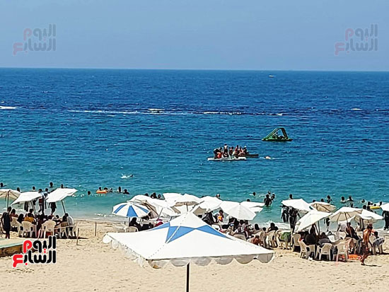 شواطئ-عروس-البحر-المتوسط-كاملة-العدد-هربا-من-ارتفاع-الحرارة-(3)