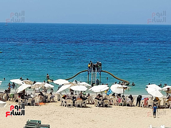 شواطئ-عروس-البحر-المتوسط-كاملة-العدد-هربا-من-ارتفاع-الحرارة-(10)