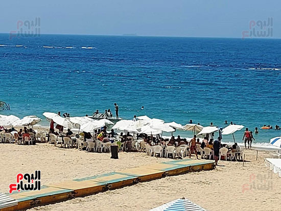 شواطئ-عروس-البحر-المتوسط-كاملة-العدد-هربا-من-ارتفاع-الحرارة-(2)