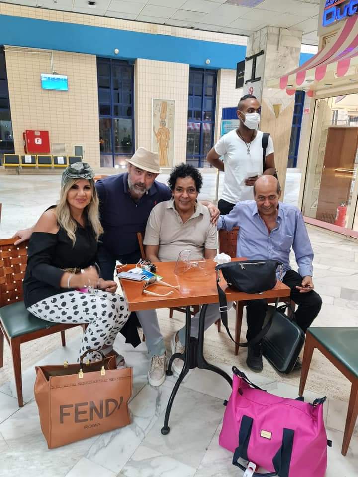 محمد منير في زيارة لمسقط رأسه ويلتقي ضيوف مهرجان أسوان في المطار (3)