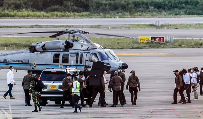 الحراس الشخصيين يحيطونه