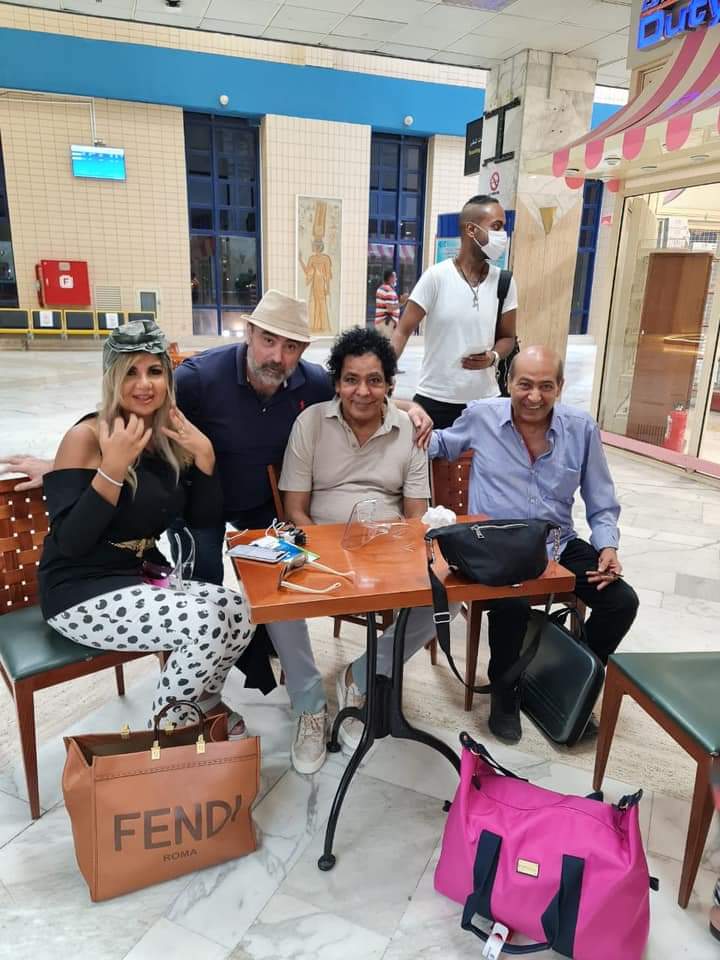 محمد منير في زيارة لمسقط رأسه ويلتقي ضيوف مهرجان أسوان في المطار (2)