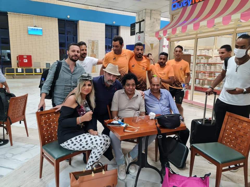 محمد منير في زيارة لمسقط رأسه ويلتقي ضيوف مهرجان أسوان في المطار (4)