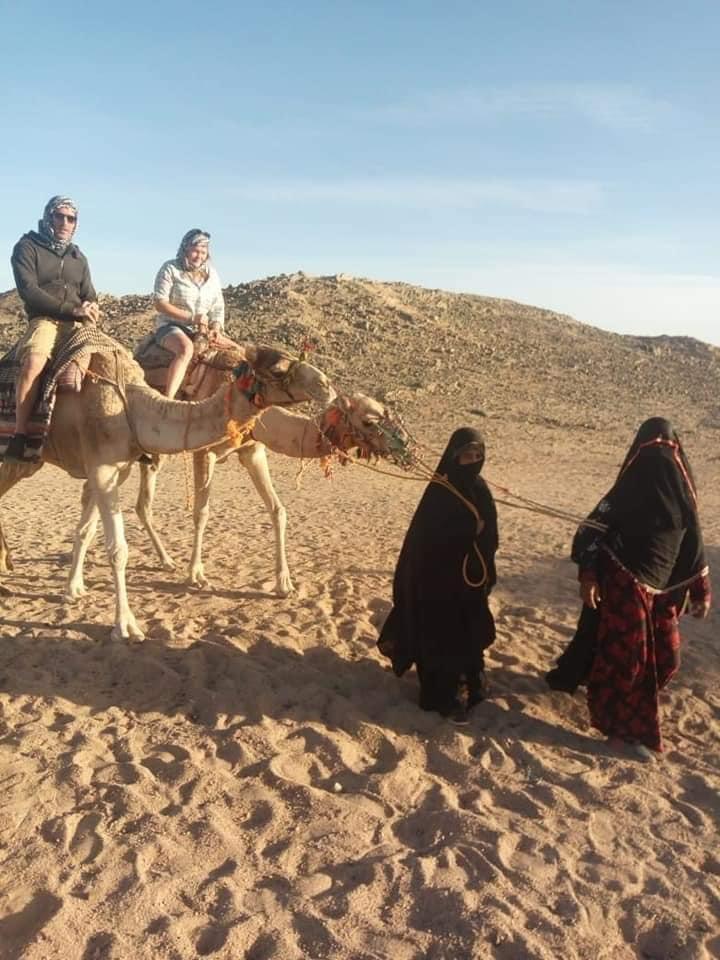 ركوب الجمال في الصحراء