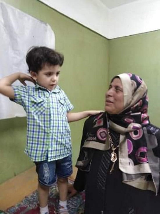 أبن حازم مهيب مع والدة والده