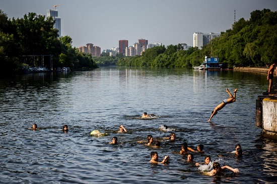 الشباب يغوصون في نهر موسكفا ليبردوا
