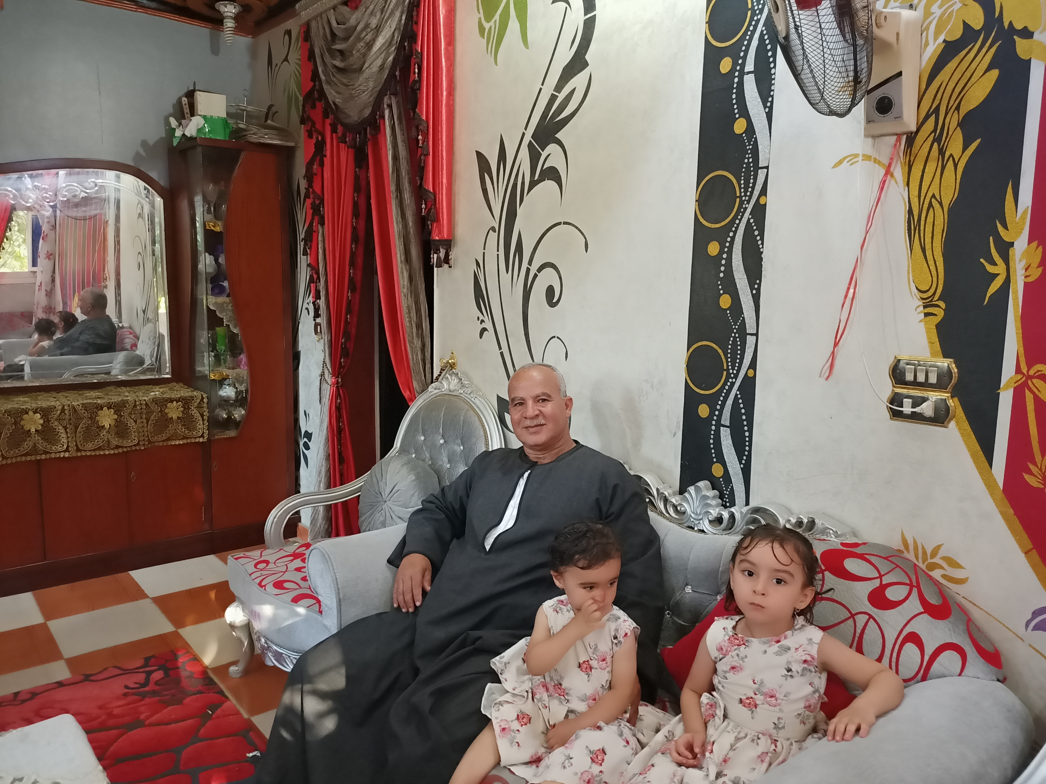 عبد العزيز محمد 65 عاما حاصل على الشهادة الإعدادية مع أحفاده (1 (1)