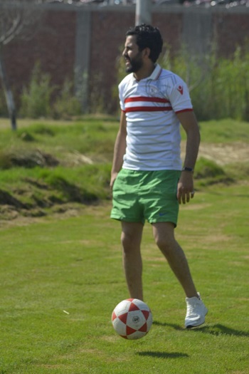 أحمد سراج وهو يلعب الكرة