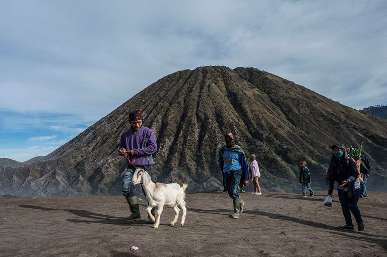 اندونسيين يقدمون الأضاحي لفوهة بركان (2)