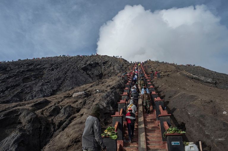 اندونسيين يقدمون الأضاحي لفوهة بركان (4)