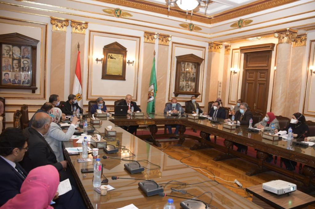 رئيس جامعة القاهرة يجتمع مع اللجنة العليا للمستشفيات (2)