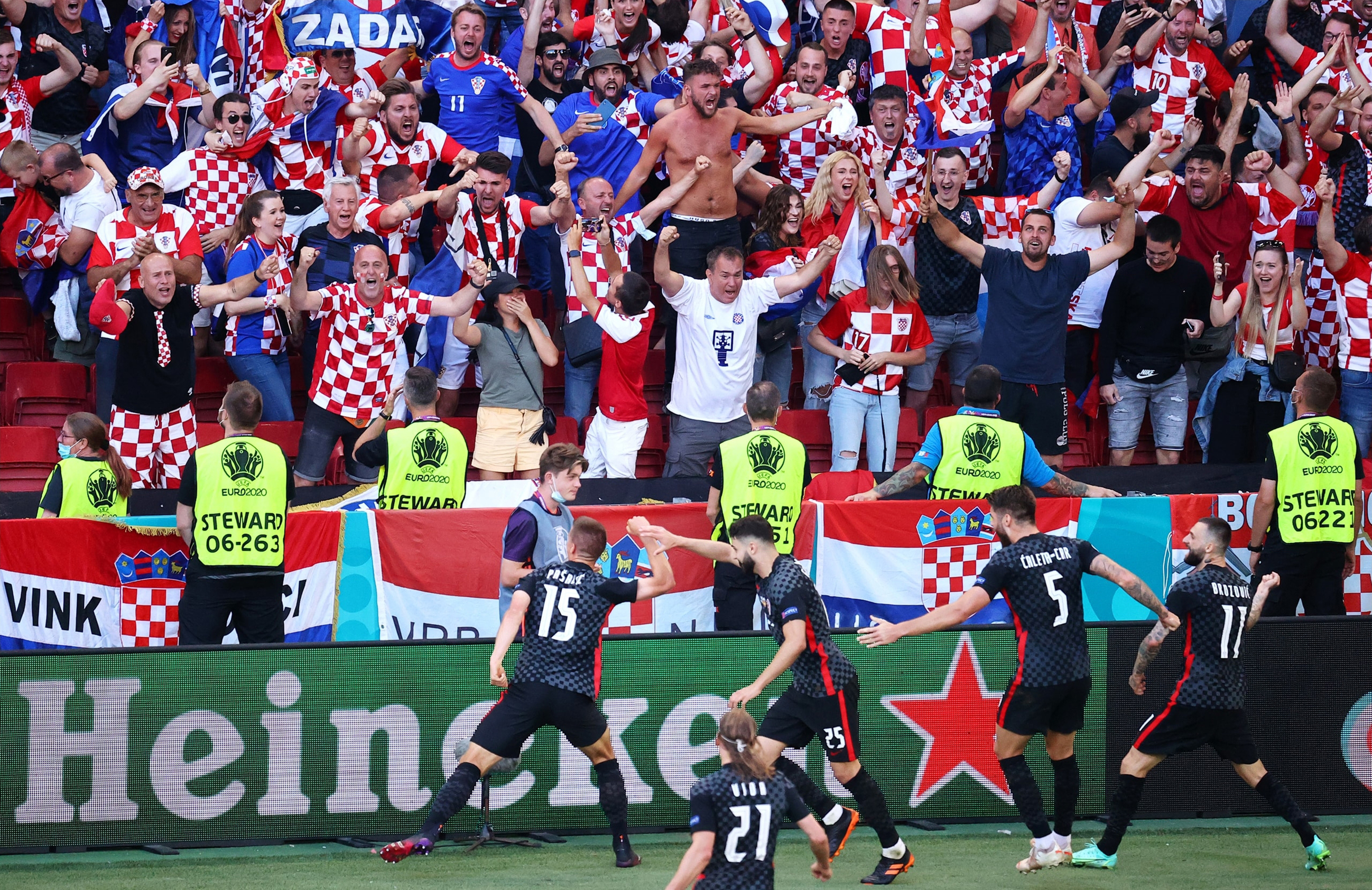فرحة لاعبى كرواتيا بالهدف الثالث فى الوقت القاتل