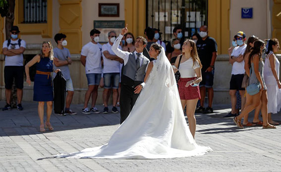 زفاف فى شوارع اسبانيا بعد خلع الكمامة