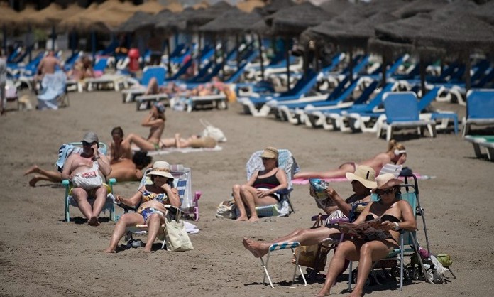 اسبانيا تعيد فتح الشواطئ