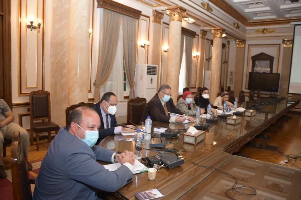 رئيس جامعة القاهرة يجتمع مع اللجنة العليا للمستشفيات (1)