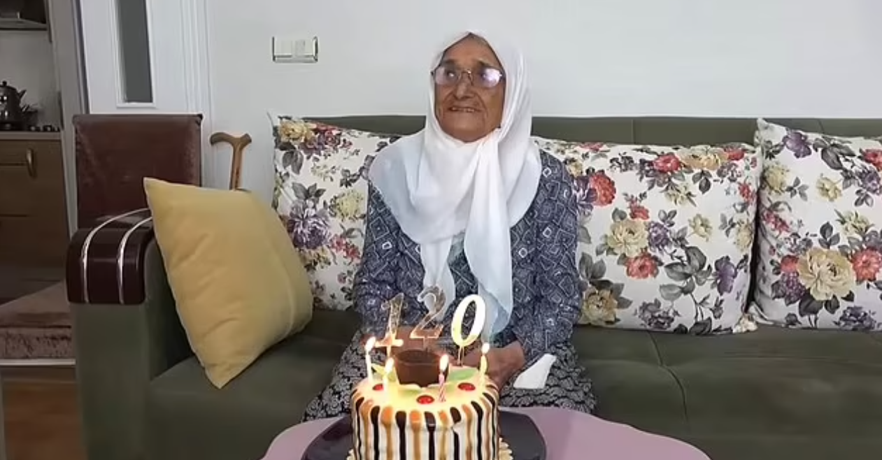 السيدة التركية تحتفل بعيد ميلادها