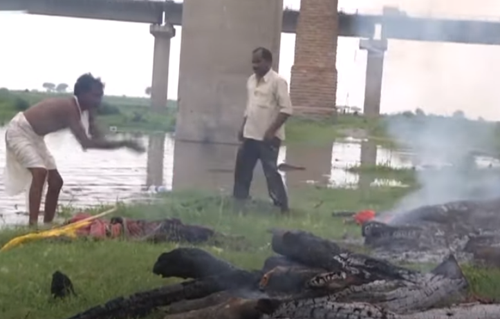 حرق الجثث على ضفاف النهر