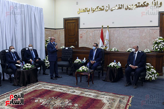رئيس الوزراء يتفقد محكمة مصر الجديدة بعد تطويرها (6)