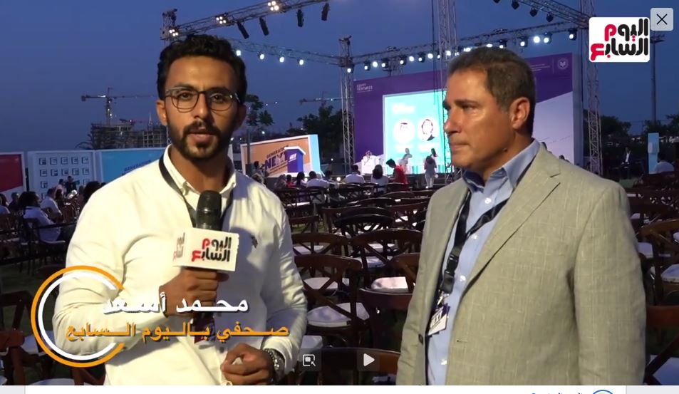 أحمد جمعة رئيس مجلس إدارة شركة مصر لريادة الأعمال والابتكار والزميل الصحفي محمد أسعد  (2)