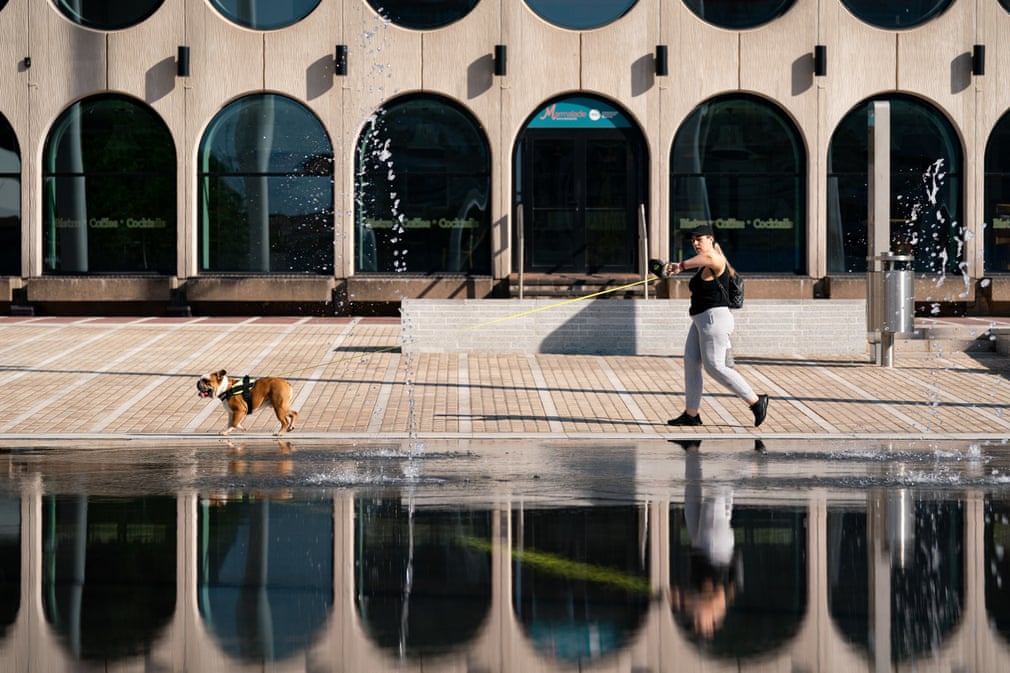 امرأة تمشي كلبها في ساحة المئوية