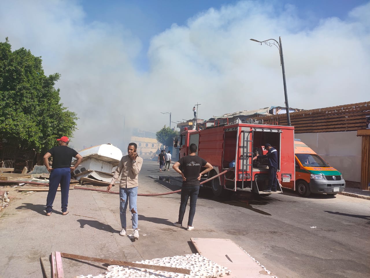  إندلاع النيران فى كافيتريات على كورنيش مدينة السويس (1)