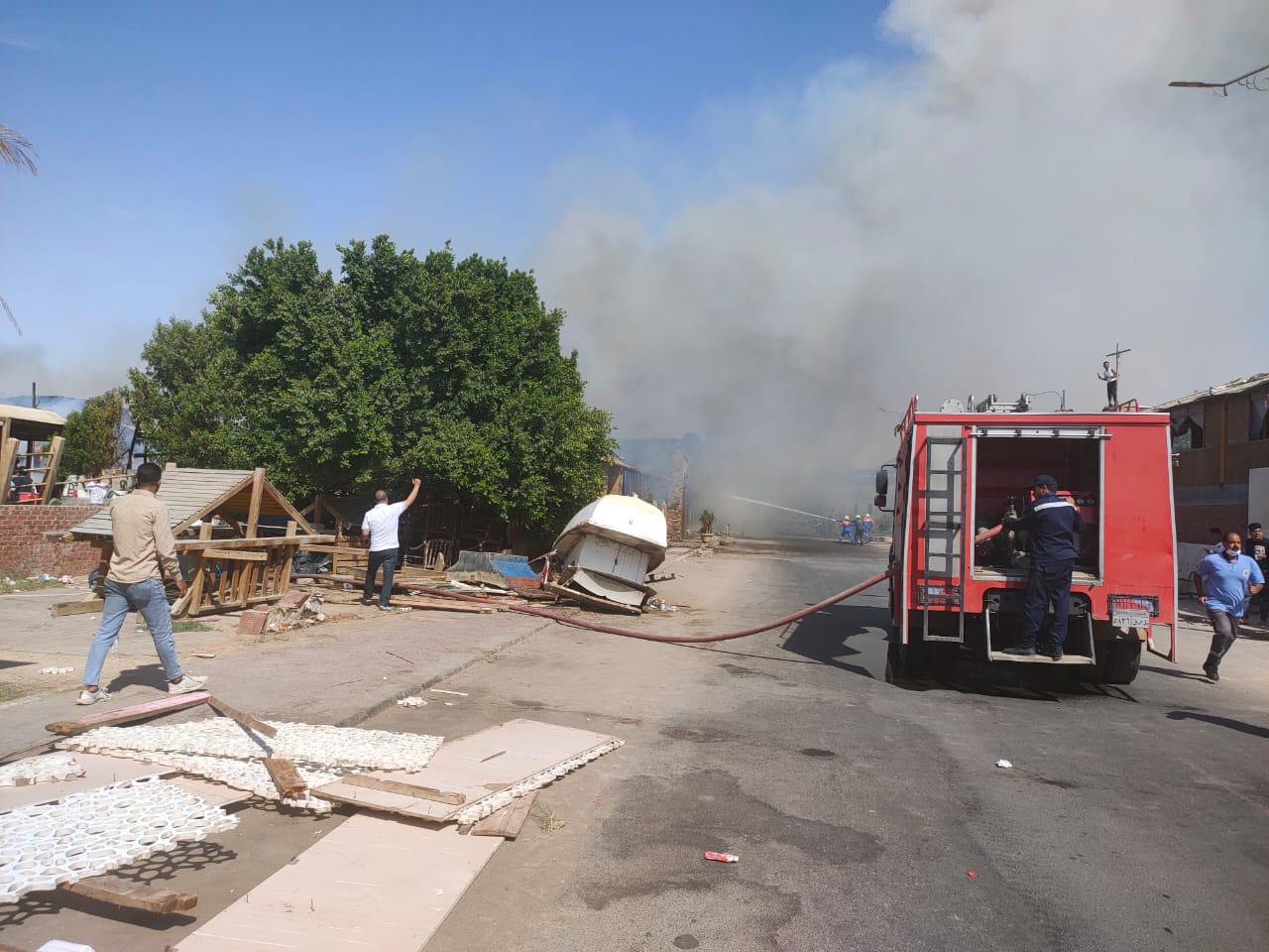  إندلاع النيران فى كافيتريات على كورنيش مدينة السويس (4)
