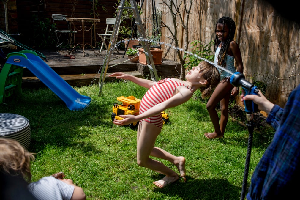 فتاتان تلعبان بخرطوم في جنوب نوروود