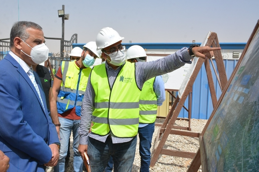 المحافظ يتفقد مشروع البنية التحتية بالمنطقة الصناعية غرب طهطا  (7)