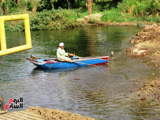 أحد-أهالي-القرية-يقوم-بالصيد-بصورة-يومية-بنهر-النيل
