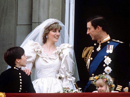 الأمير تشارلز والأميرة ديانا يقفان على شرفة قصر باكنجهام