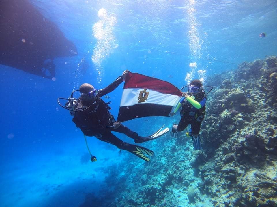 الغواصون الاجانب والمصريين يحملون علم مصر تحت الماء