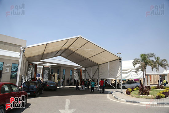  مظلات لحماية زوار معرض القاهرة للكتاب من الشمس (2)