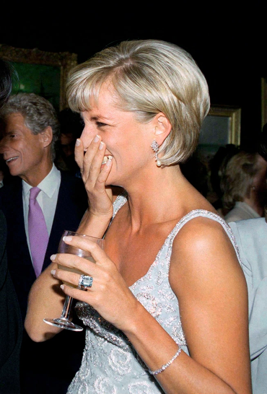 ديانا تبدو سعيدة في حفل كريستيز قبل المزاد في 1997