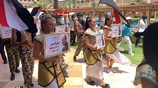 العاملين-بالفندق-يرتدون-الزى-الفرعونى-للاحتفال-بثورة-30-يونيو