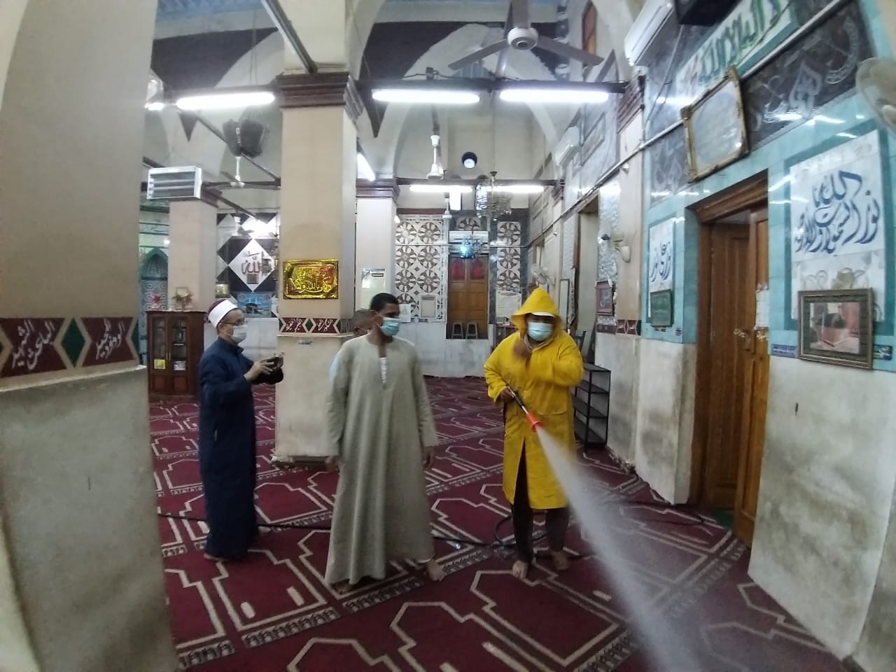 استمرار حملات تعقيم وتطهير المساجد قبل صلاة الجمعة  (4)