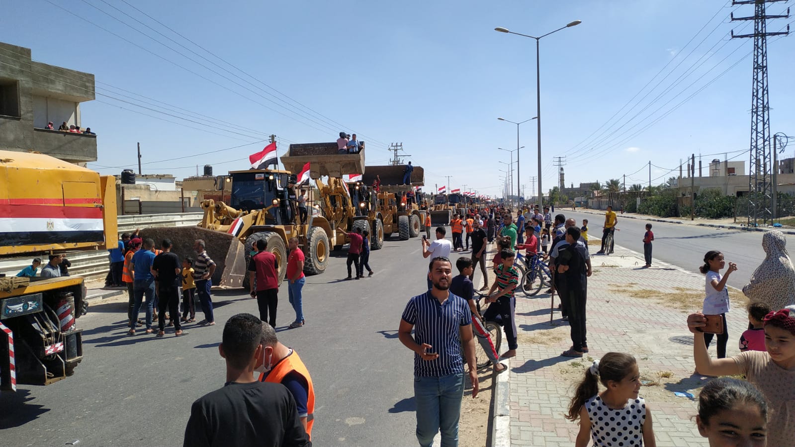 معدات وأطقم هندسية مصرية تدخل غزة لبدء إعادة الإعمار (3)