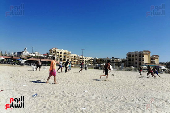الشباب-يلعبون-الكرة-بشواطئ-بورسعيد
