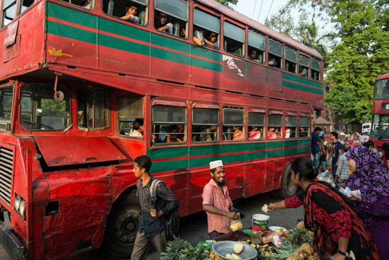 حافلات ذات طابقين تجمع الطلاب من جامعة دكا في نهاية يوم العمل