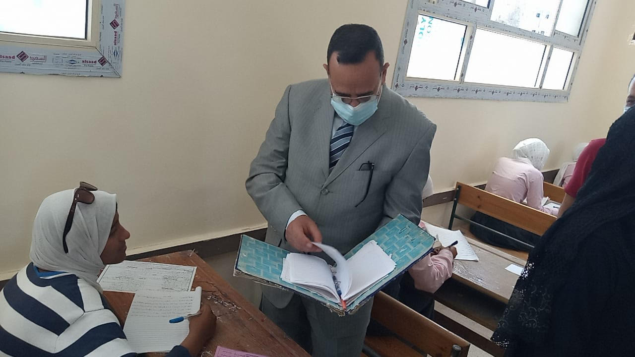 محافظ شمال سيناء يتفقد لجان الامتحانات  (4)