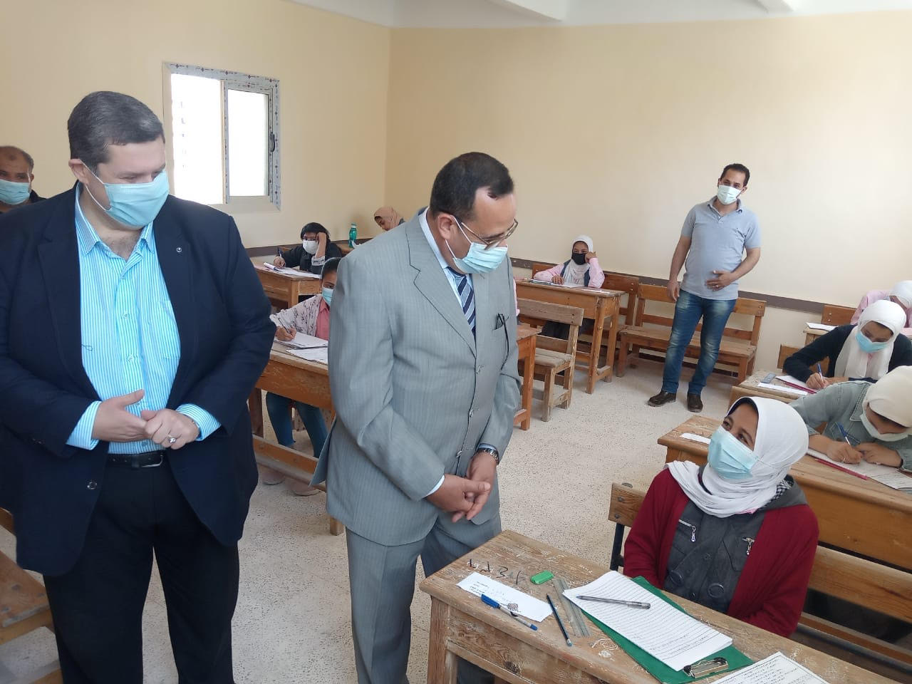 محافظ شمال سيناء يتفقد لجان الامتحانات  (1)
