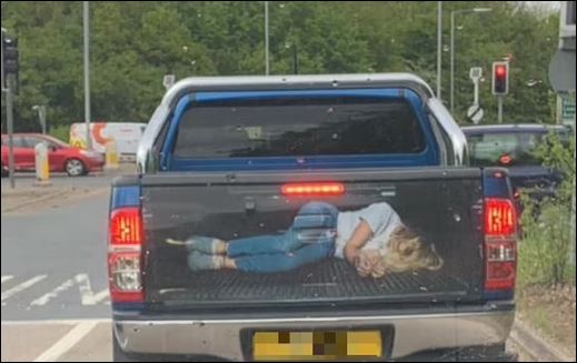 الشرطة البريطانية تحقق فى صورة لعمل فنى لامرأة مخطوفة مقيدة على سيارة.. اعرف القصة (2)