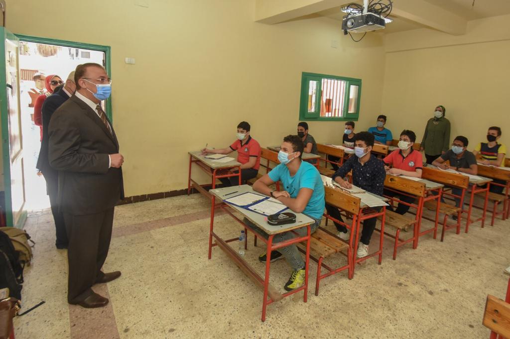 محافظ الاسكندرية يتفقد لجان الامتحانات