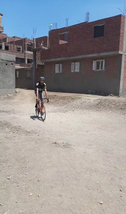 الرحالة المصرى يقود دراجته
