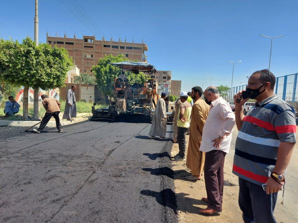 أعمال رصف عدد من الطرق داخل مدينة إسنا