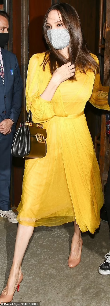 انجلينا جولي تخلع ملابسها السواء وترتدي الاصفر